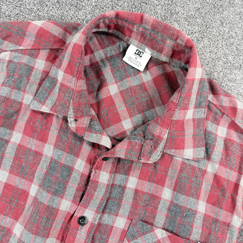 DC Shoes Mens Medium Flannel Shirt Red Grey Plaid Long Sleeve Button Down Skate